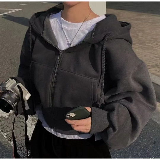 Smooth Silhouette Hoodie – Cropped & Warm